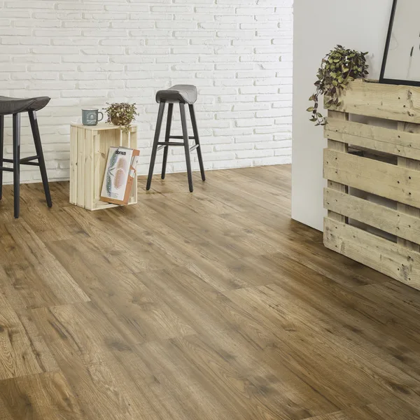 Suelo laminado ac5 roble oscuro 8 mm herradura cooke & lewis