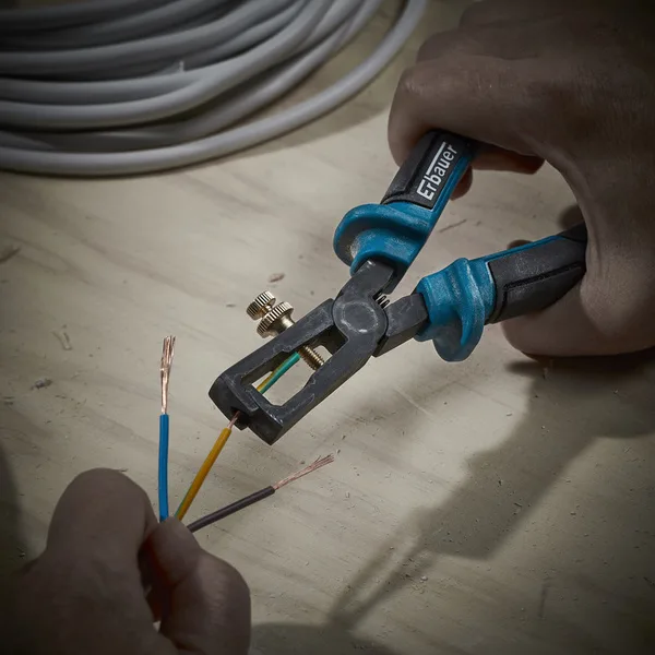 Alicate pelacable 150 mm erbauer