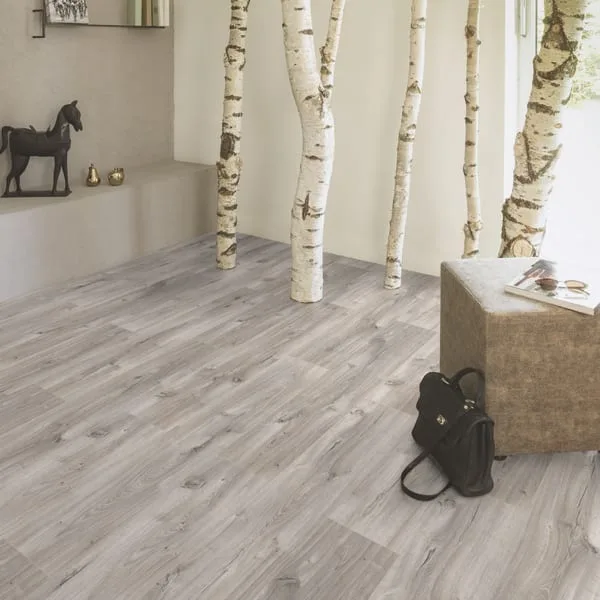 Suelo laminado elicia ac5 8mm roble gris 138,3x19,3 cm cooke & lewis