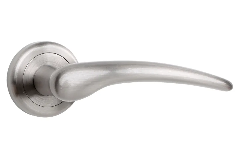 Juego de manilla con roseta comma de latón niquelado mate