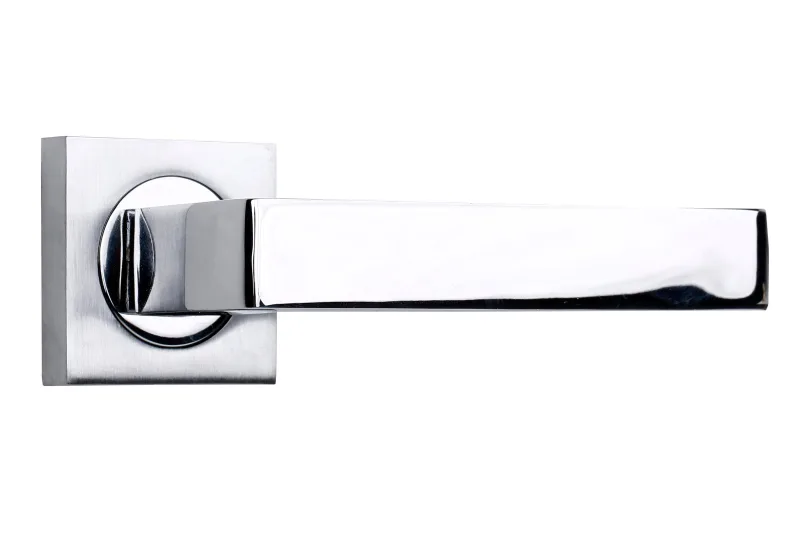 Juego de manilla con roseta kristina de zamak cromado brillante