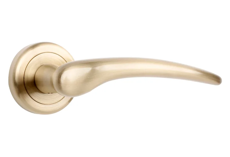 Juego de manilla con roseta comma de latón satinado