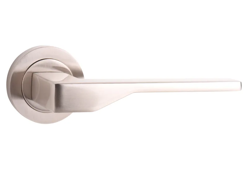 Juego de manilla con roseta ivar de zamak satinado