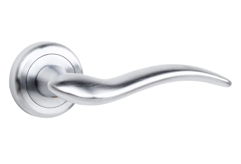 Juego de manilla con roseta valentina de latón cromado satinado