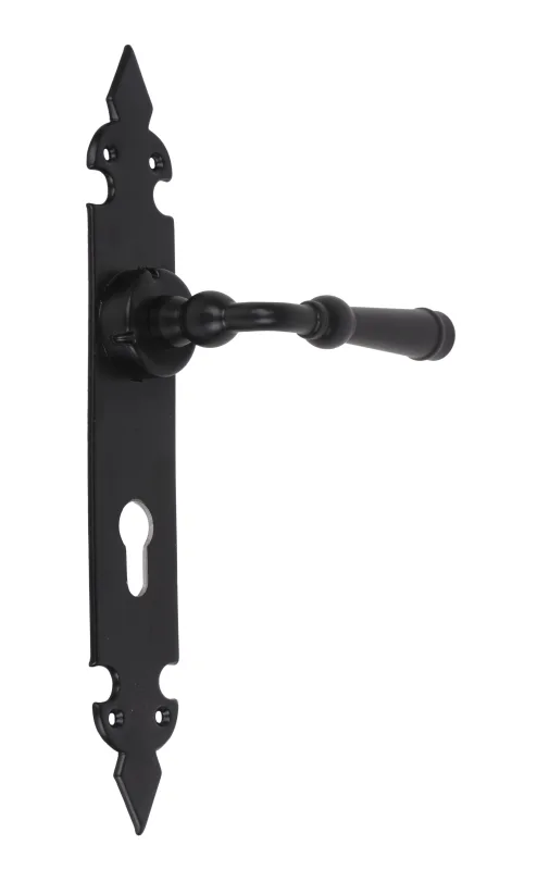 Juego de manillas con placa de puerta utrera color negro con bocallave a 70 mm