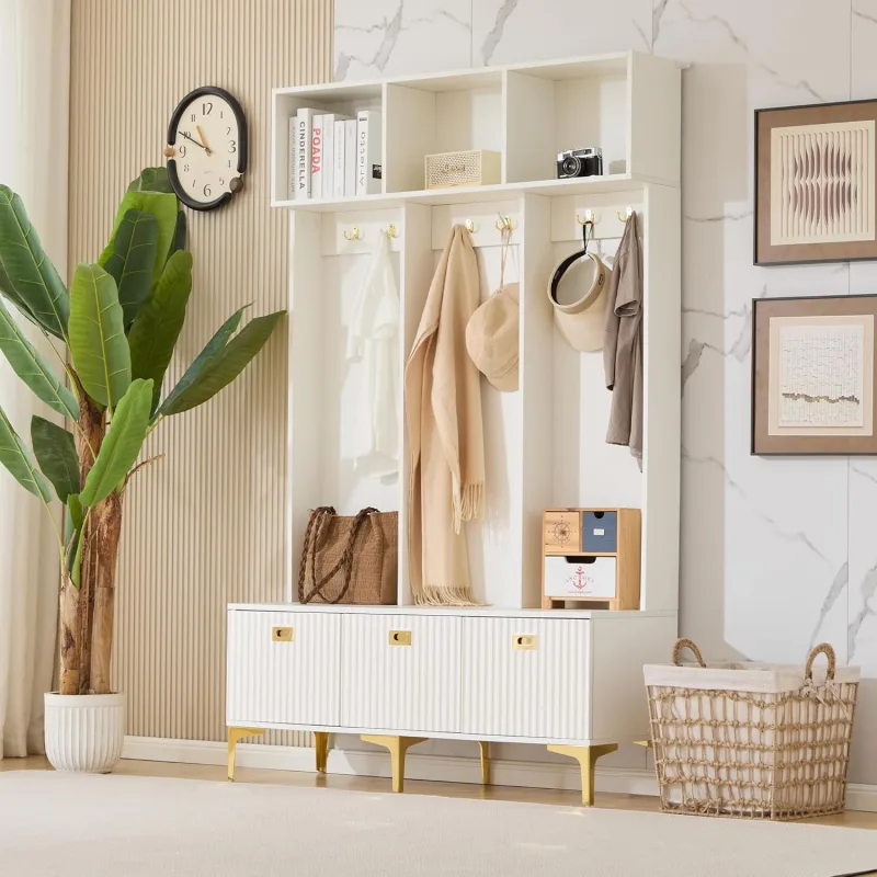 Perchero de entrada con banco de almacenamiento, que cuenta con estantes abiertos, patas de color dorado y 6 ganchos de color dorado.