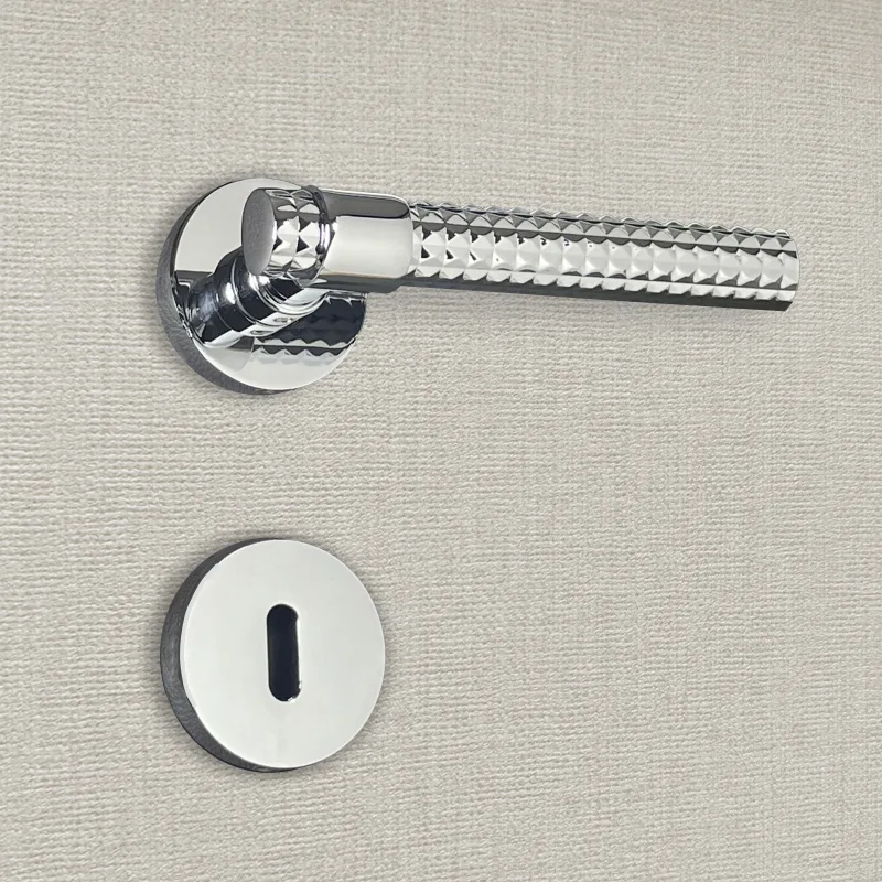 Manilla de diseño con llave grazia acabado cromo brillo - katchmee