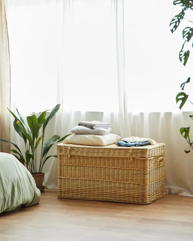 Attisa baúl de mimbre hannun