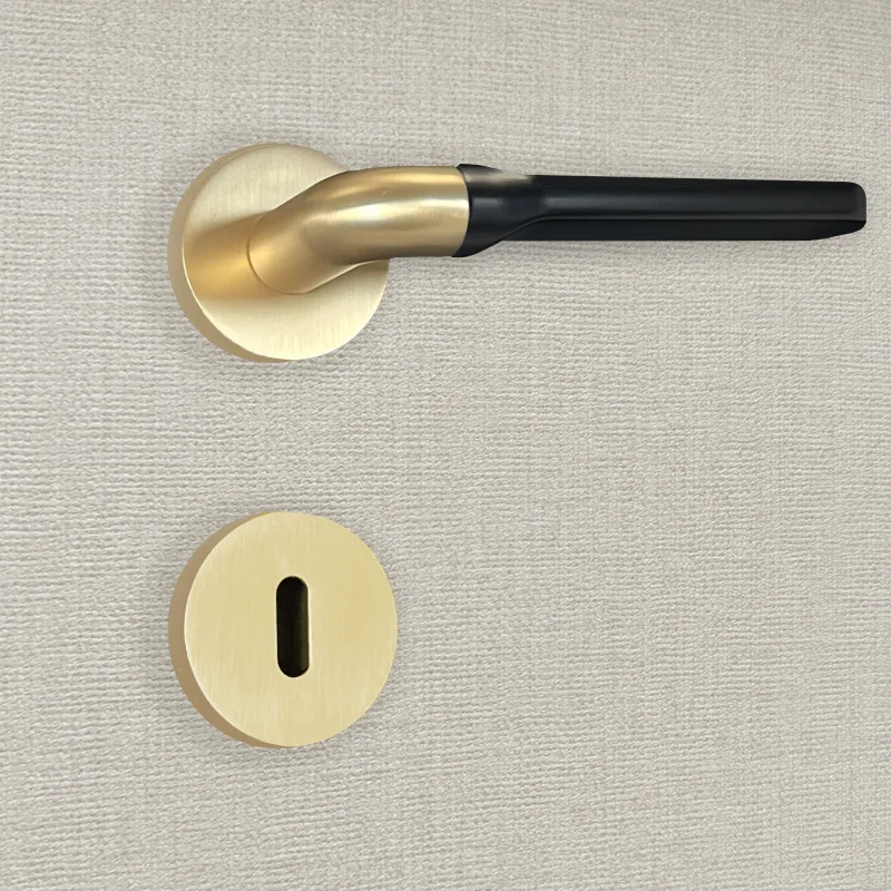 Manilla de diseño daniela con llave, acabado dorado y negro mate - katchmee