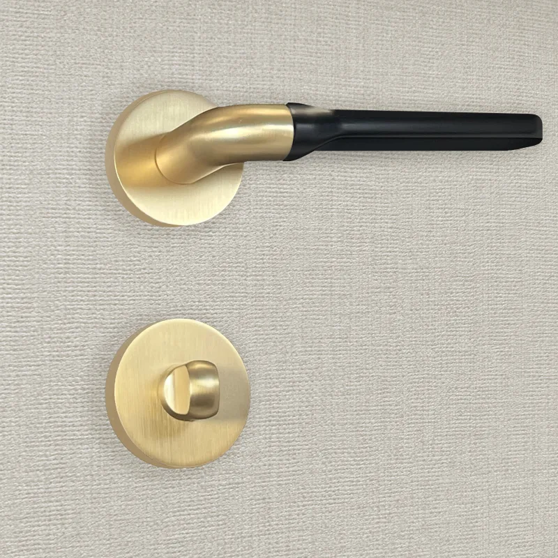 Manilla de diseño con acabado dorado y negro mate daniela - katchmee