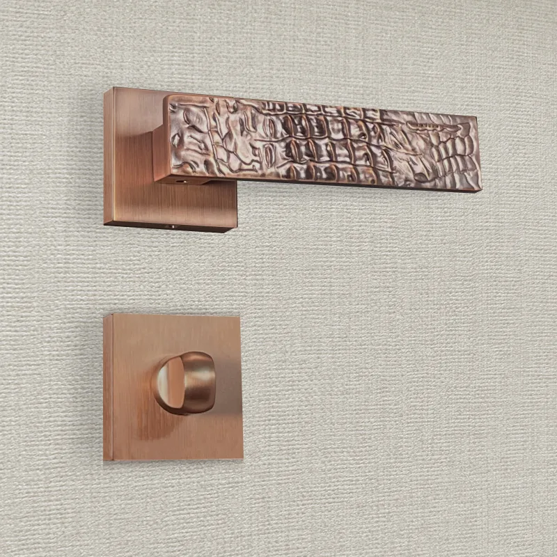 Manilla de diseño con acabado cepillado dorado bruna - katchmee