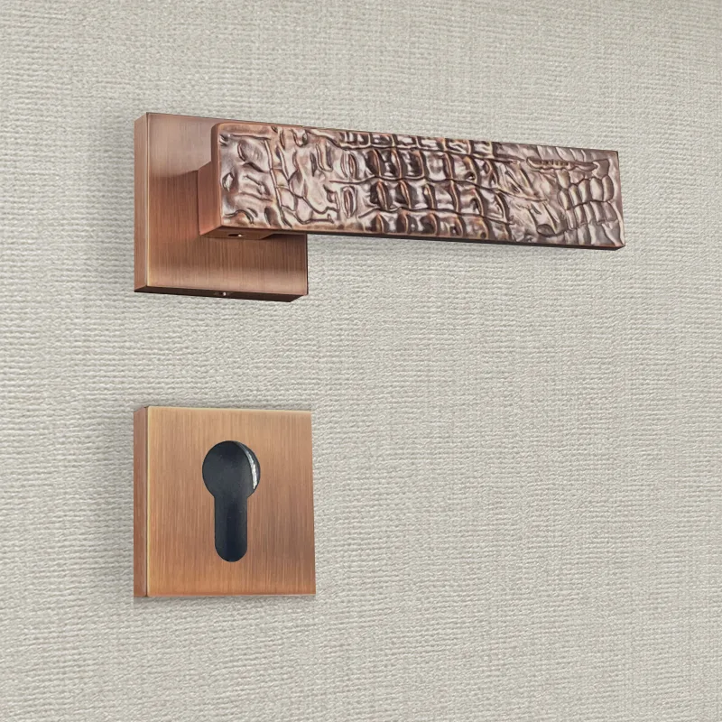 Manilla de diseño con acabado cepillado dorado bruna - katchmee