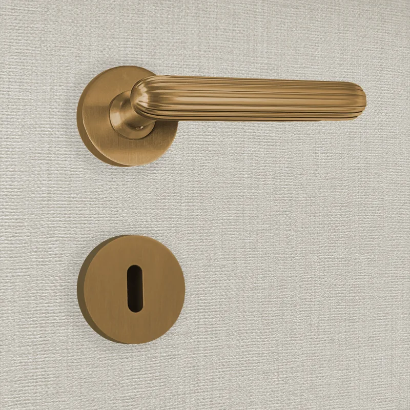 Manilla de diseño con llave en acabado dorado mate tina - katchmee