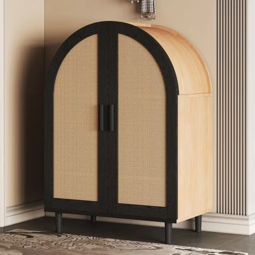 Elegante aparador con puertas de ratán calado, laterales redondeados y tres estantes, ideal para almacenamiento.