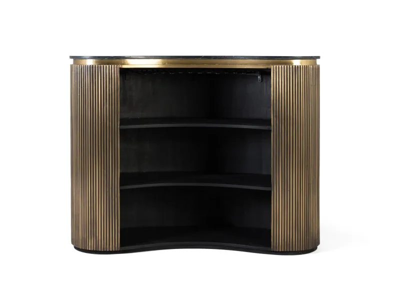 Mueble bar con frontal curvo dorado con baldas en el interior