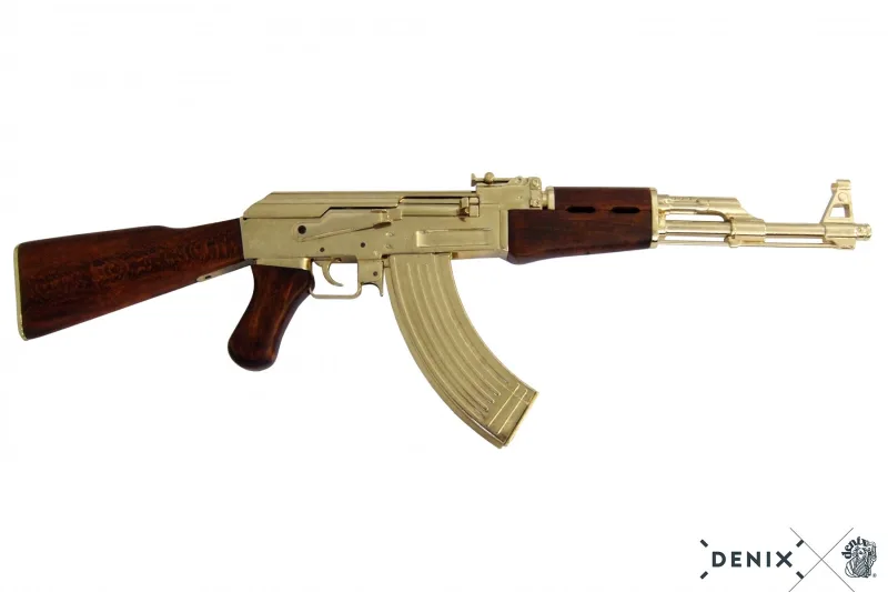 Replica de Fusil de Asalto AK47, Rusia año 1947 fabricado en metal y madera, con mecanismo simulador de carga y disparo, piezas desmontables y cargador extraíble. Cañon ciego para decoración