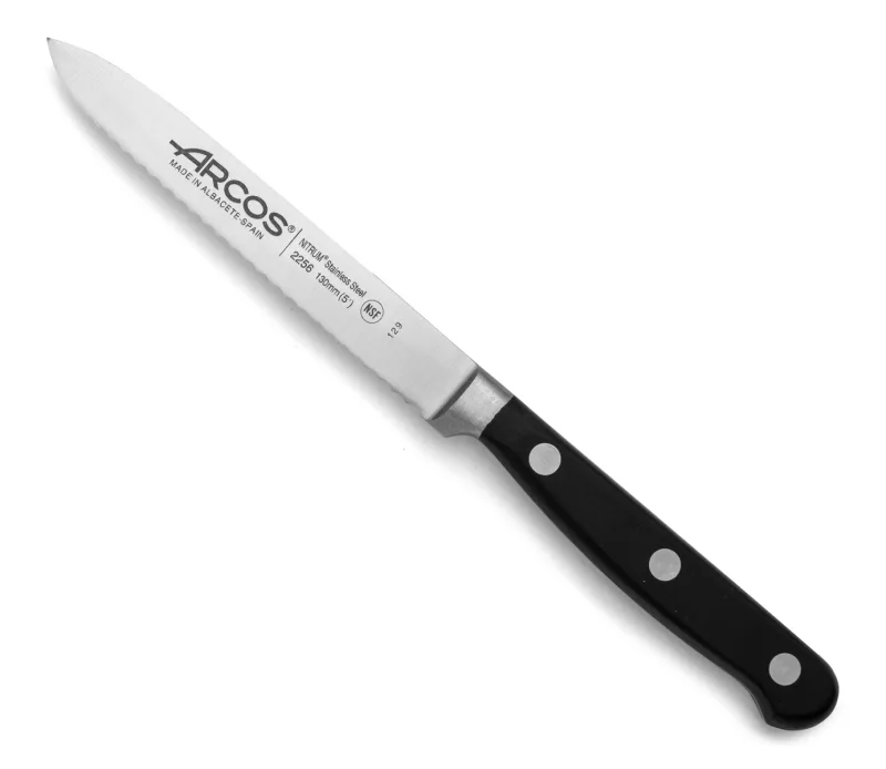 CUCHILLO TOMATERO ÓPERA - Pequeño cuchillo serrado diseñado para cortar en rodajas o gajos los tomates. El filo dentado permite que el cuchillo penetre en la piel de los tomates rápidamente.