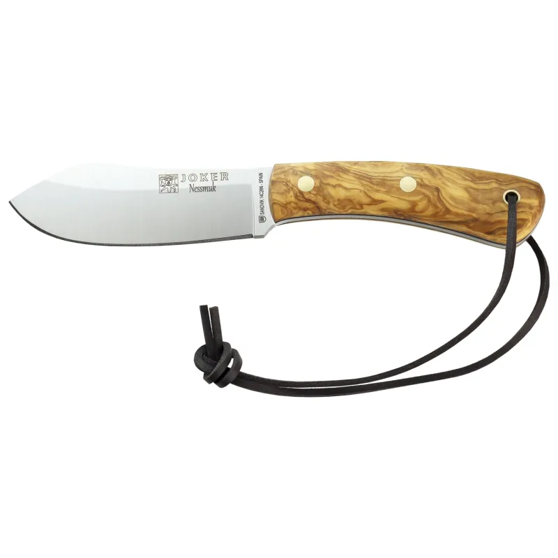 Cuchillo de monte Joker Nessmuk, con puño en madera de olivo de 11,5 cm, hoja de 10,5 cm, incluye funda de cuero en color marrón oscuro. Cuchillo By J.Sabater.
