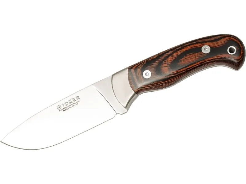 Cuchillo de monte Joker, con virola inox, cachas de madera roja prensada y hoja de 10,5 cm , 219 gr, funda de cuero, CR08 + tarjeta multiusos de regalo