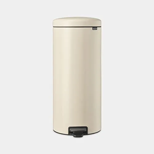 Brabantia - NewIcon Cubo de Pedal 30L - Papelera Grande para Cocina o Dormitorio - Tapa de Cierre Suave - Funcionamiento con Pedal Ligero - Cubo Interior Extraíble - Soft Beige - 29 x 38 x 68 cm