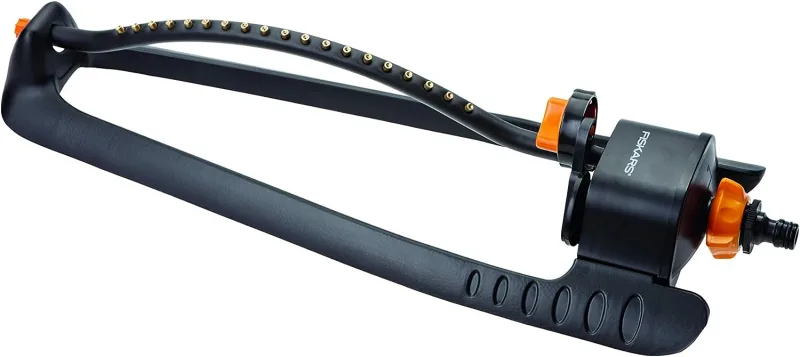 Fiskars Aspersor oscilante base metal 19 chorros L, Fácil ajuste del alcance, Ahorro de agua, Base de plástico robusta, Alcance de 17,5 x 19 m, 654 g, 1023660