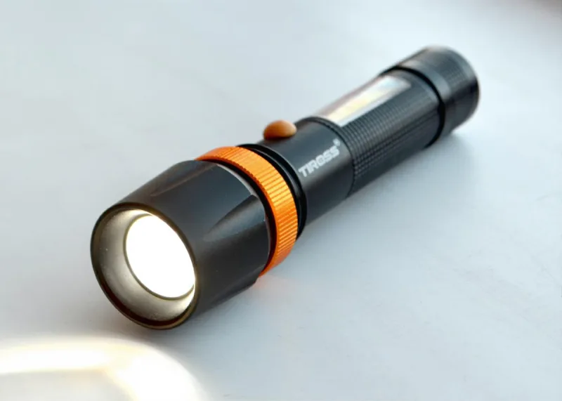 Linterna recargable Tiross CREE LED T6 XMLCOB 10W, luz potente y diseño resistente para diversas aplicaciones.