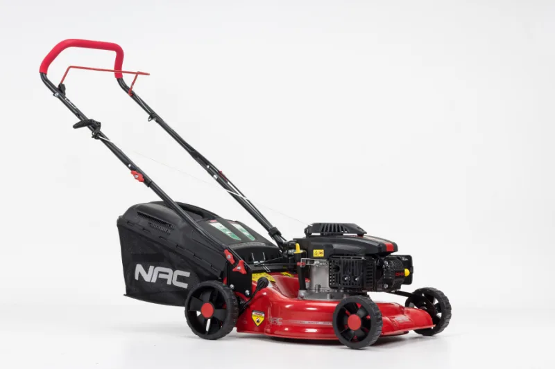NAC Cortacésped a Gasolina Sin Tracción LP42-300, motor Briggs & Stratton 125cc, arranque fácil, ancho de corte 42 cm, ideal para jardines pequeños y medianos.