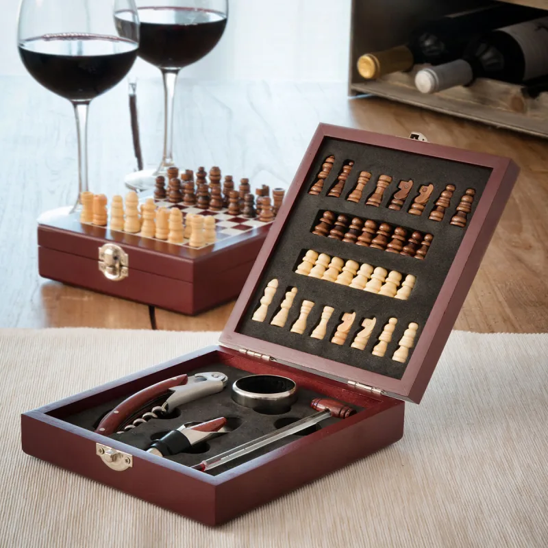 InnovaGoods® Juegos de accesorios para vino 2en1, elegante estuche con tablero de ajedrez, Incluye sacacorchos, tapón dosificador, 32 piezas de ajedrez, acabado en madera.