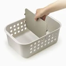 Cesta de almacenamiento grande Joseph Joseph EasyStore para baño, organizador ventilado con divisor móvil, ideal para artículos de higiene, fácil limpieza.