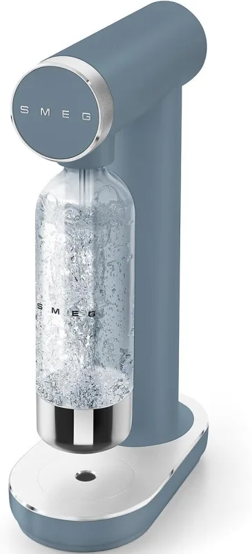 Smeg SKC01SBM Máquina de refrescos, pies antideslizantes, diseño que ahorra espacio, 800 ml, azul tormenta