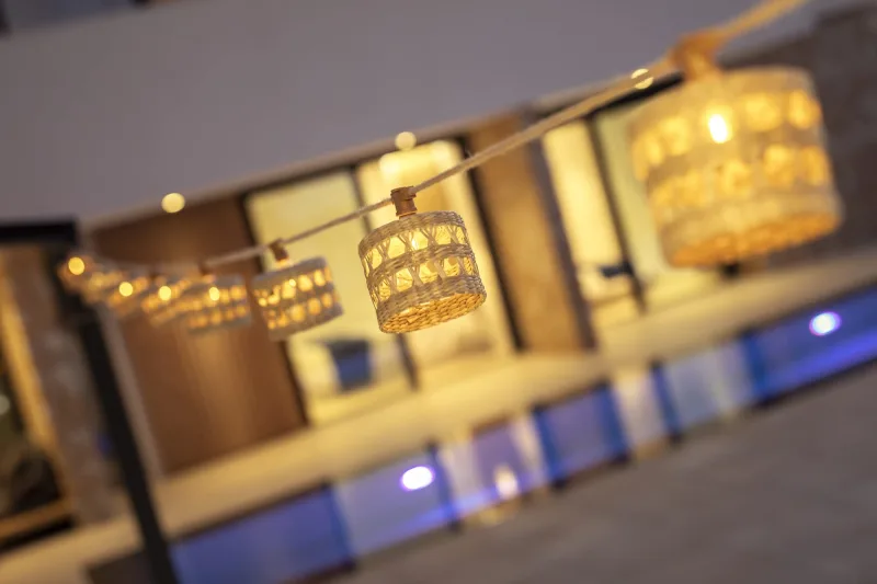 Alba - Tira de luces para exteriores con batería recargable y solar, cable de yute de 16 pies, 10 bombillas LED de fibra orgánica, 35 lúmenes