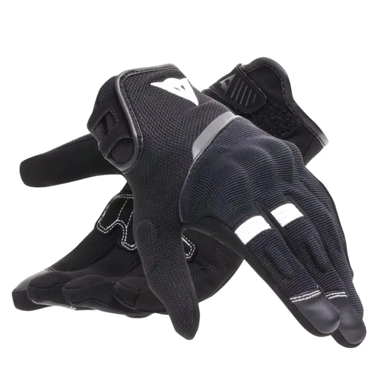 Guantes Dainese Metrax Air Wmn. Guantes de moto de mujer con tejido ventilado, ligero pero resistente con protecciones blandas y comodas. Nudillos viscoelasticos con comf-tek. Tecnologia smart touch