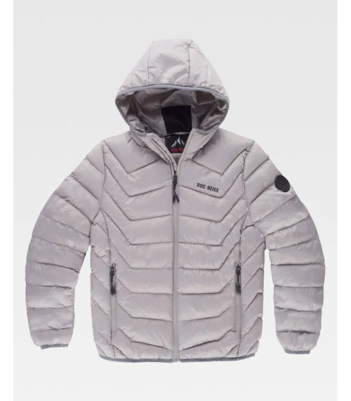 Cazadora acolchada rëif con un patrón de costuras que potencian la imagen del canesú característico de la marca. 12103101