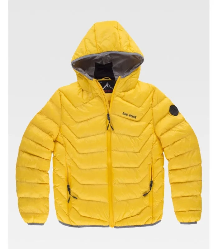 Cazadora acolchada rëif con un patrón de costuras que potencian la imagen del canesú característico de la marca. 12103101