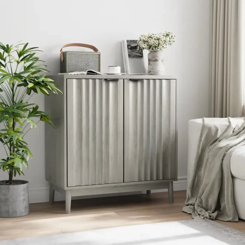 Aparador gris independiente con estantes ajustables, mueble de madera con bordes acanalados, ideal para salón, pasillo y entrada.